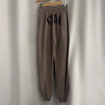 새상품급 GYDA EMBROIDERY 맨투맨 조거 팬츠