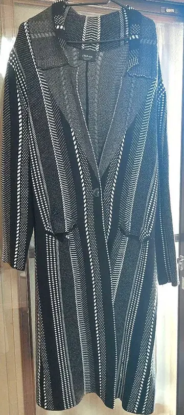 ZARA 스트라이프 디자인 롱 코트