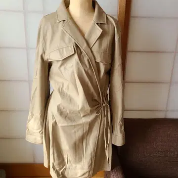 베이지 랩 스타일 트렌치코트