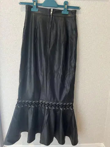 가죽 느낌 블랙 타이트 스커트