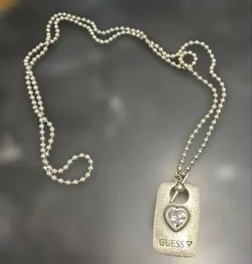 GUESS 하트 크리스탈 택 목걸이
