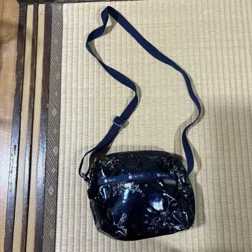 별 패턴 프린트의 블랙 숄더백