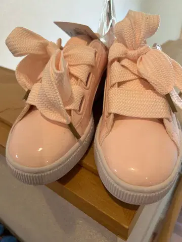 PUMA 핑크 리본 포함 스니커즈