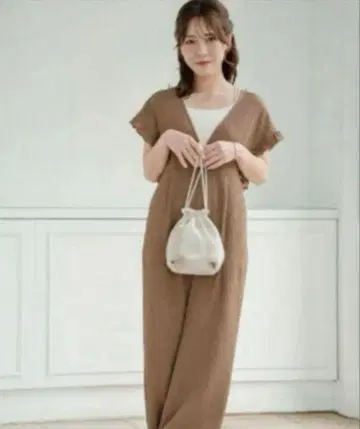 브라운 V넥 프릴 소매 올인원