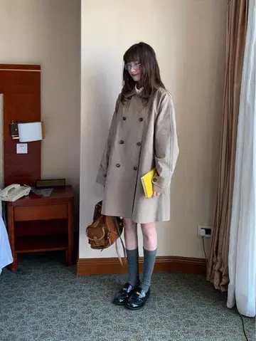 베이지 더블 브레스트 트렌치코트