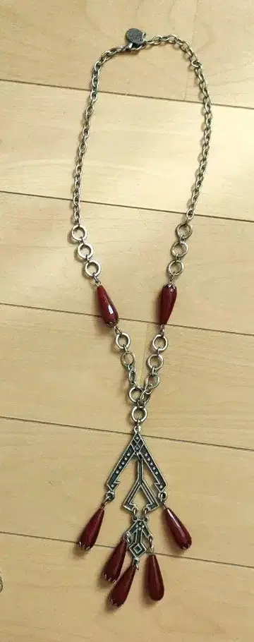 비대칭 빨간색 펜던트 목걸이