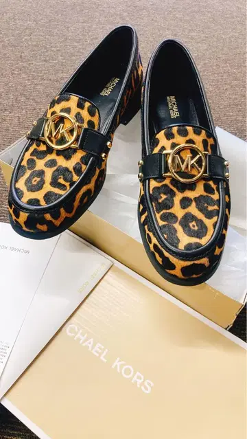 마이클코어스 로퍼 레오파드 무늬 24.5cm