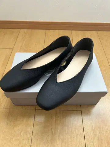 키다리 아저씨 en 블랙 V컷 플랫슈즈