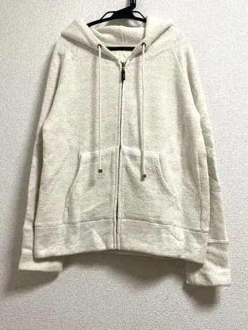 지나시스의 크림색 지퍼 후드티