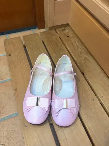리본 포함 핑크 포멀 신발