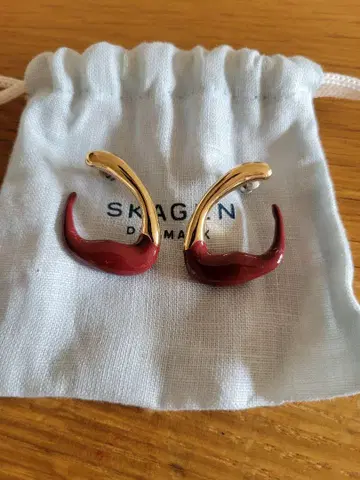 SKAGEN 빨간색 골드 후프 귀걸이