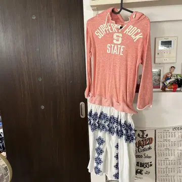 셋업 데님앤던가리 핑크 후드 부착 후드티와 자수 스커트
