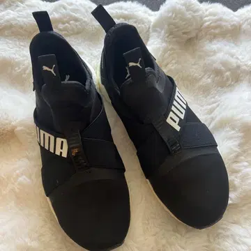 PUMA 블랙 스트랩 스니커즈
