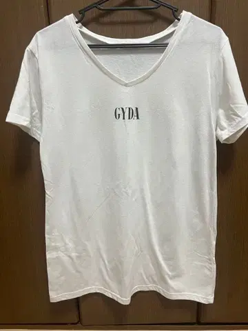GYDA 화이트 V넥 티셔츠 한정판