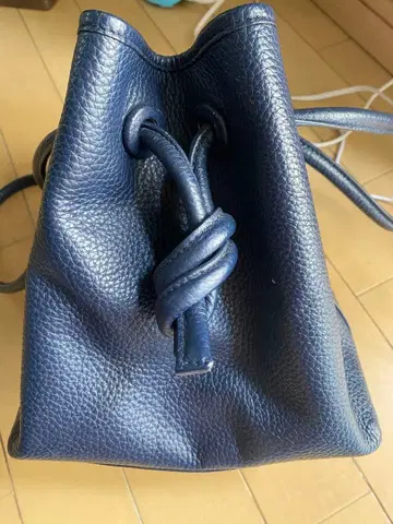 한정 컬러 Vasic 레더본드 미니 핸드백 네이비