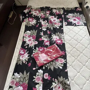 블랙 베이스 꽃무늬 유카타 빨간색 오비 세트