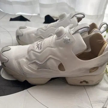 [ 가격 인하 ] Reebok Instapump Fury 화이트