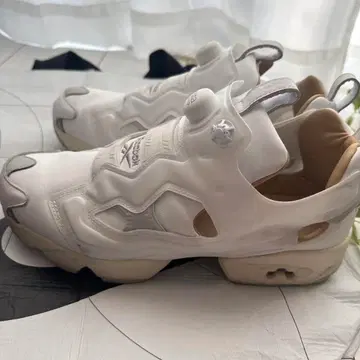 [ 가격 인하 ] Reebok Instapump Fury 화이트