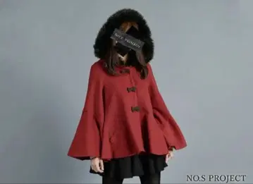 빨간색 후드 부착 케이프 코트