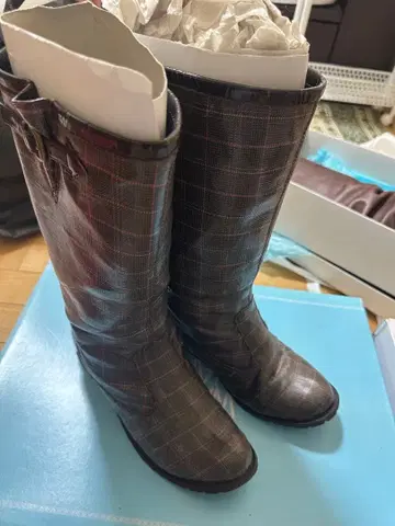 브라운 계열 체크 힐 포함 롱 부츠