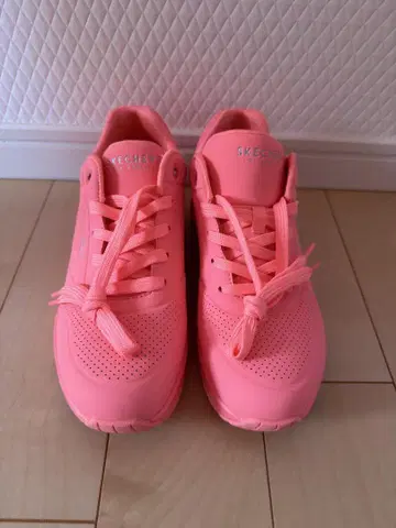 SKECHERS 형광 핑크 스니커즈
