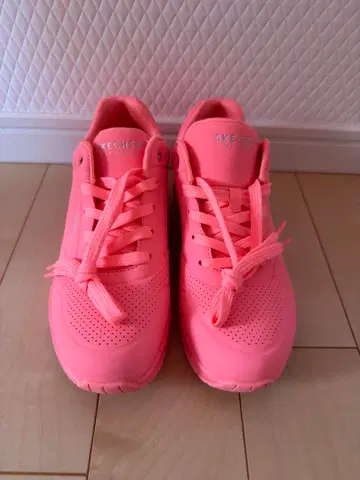 SKECHERS 형광 핑크 스니커즈