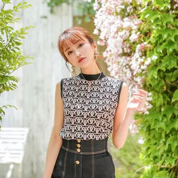에밀리아 위즈 모노그램 패턴 자카드 니트탑