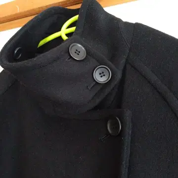 블랙 버튼 하이넥 롱 코트