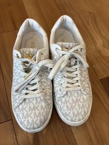 Michael Kors 화이트 스니커즈 7M