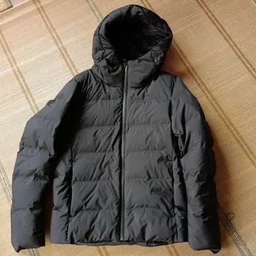 후드 부착 블랙 다운 자켓