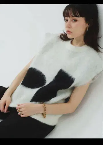 THE TOE BOURSE MODERN GRAPHIC VEST