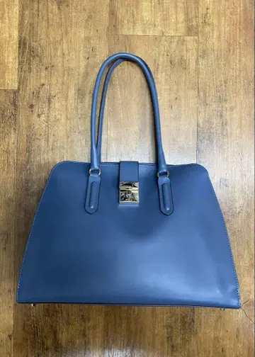 새상품급 FURLA 훌라 핸드백 블루 계열 골드 금장 장식