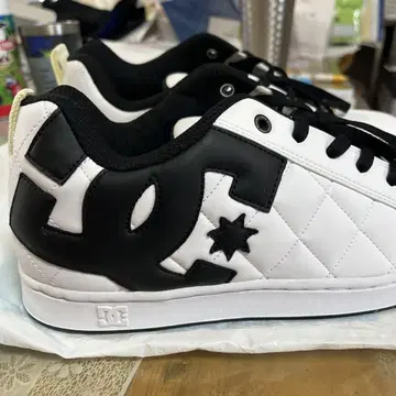 DC 스니커즈 화이트/블랙 퀼팅