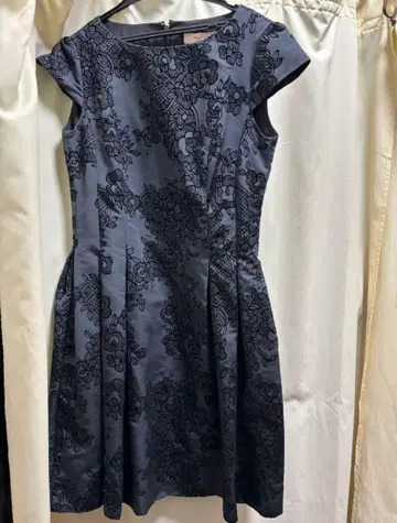 Maglie 다크 그레이 꽃무늬 자수 반팔 원피스