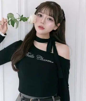 Belle Charme 큐빅 로고 리본 T 블랙