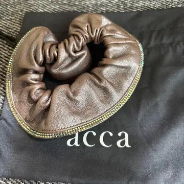 acca 브라운 가죽 스크런치