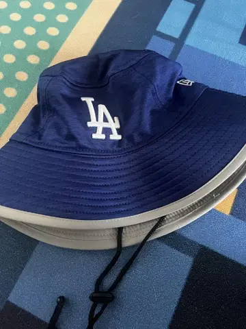 LA 로고 네이비 버킷햇 LA에서 구매