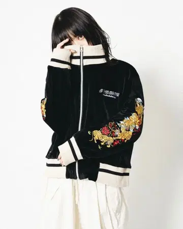 [ 츄우카타베타이 ] Tiger track crop jacket