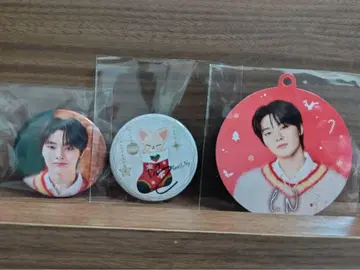 아이엔 폭시니 사인 포함 Xmas 팝업 캔 배지