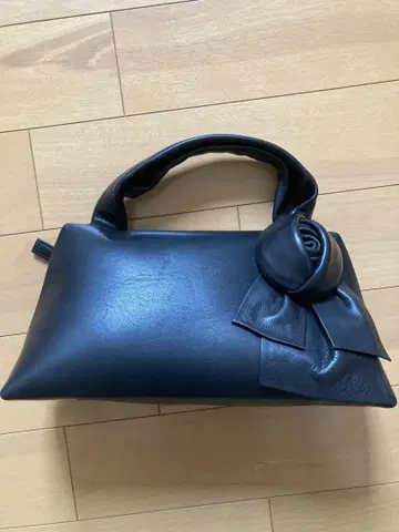 블랙 가죽 파티 백 로즈 모티브
