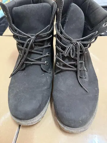 블랙 스웨이드 하이컷 부츠