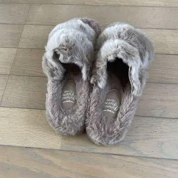 퍼 소재 베이지 샌들