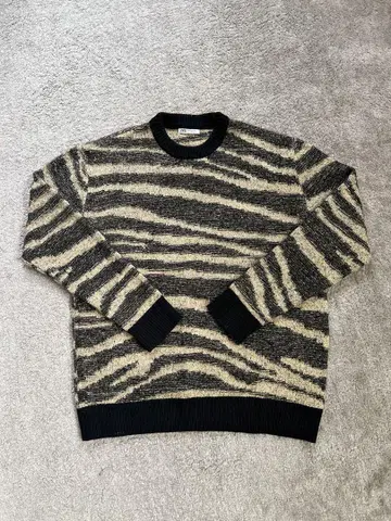 ZARA 제브라 패턴 크루넥 스웨터