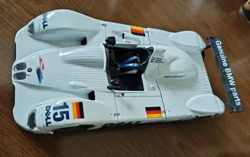 BMW V12 LMR 1/18 스케일 모델