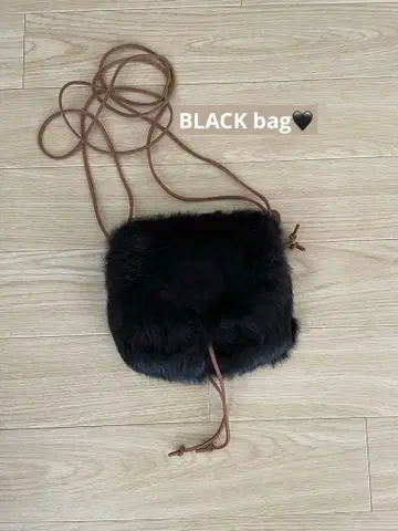 MUUN 퍼 숄더백 블랙