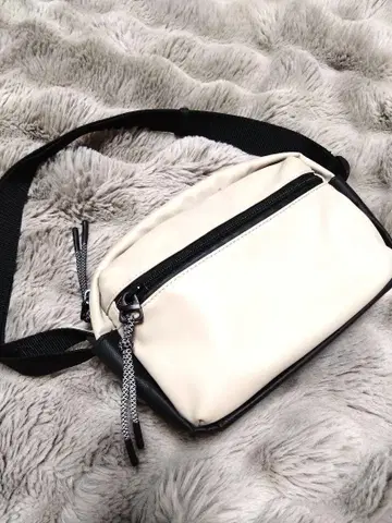ZARA 러버 크로스 바디백