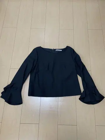 비아조 블루 블랙 플레어 소매 상의