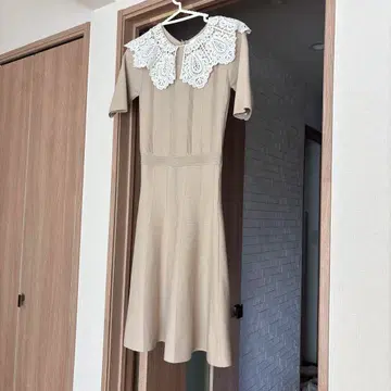 Lily Brown 베이지 레이스 옷깃 반팔 미니 원피스