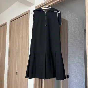 셀포드 블랙 슬리브리스 원피스