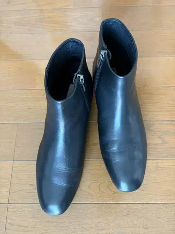 블랙 가죽 숏부츠 지퍼 포함